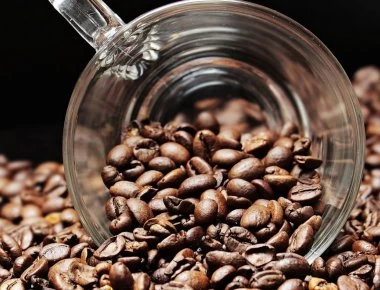 Ζέστη και υγρασία φέρνουν τις… κατσαρίδες στο σπίτι – Το κόλπο με τον καφέ για να τις διώξετε